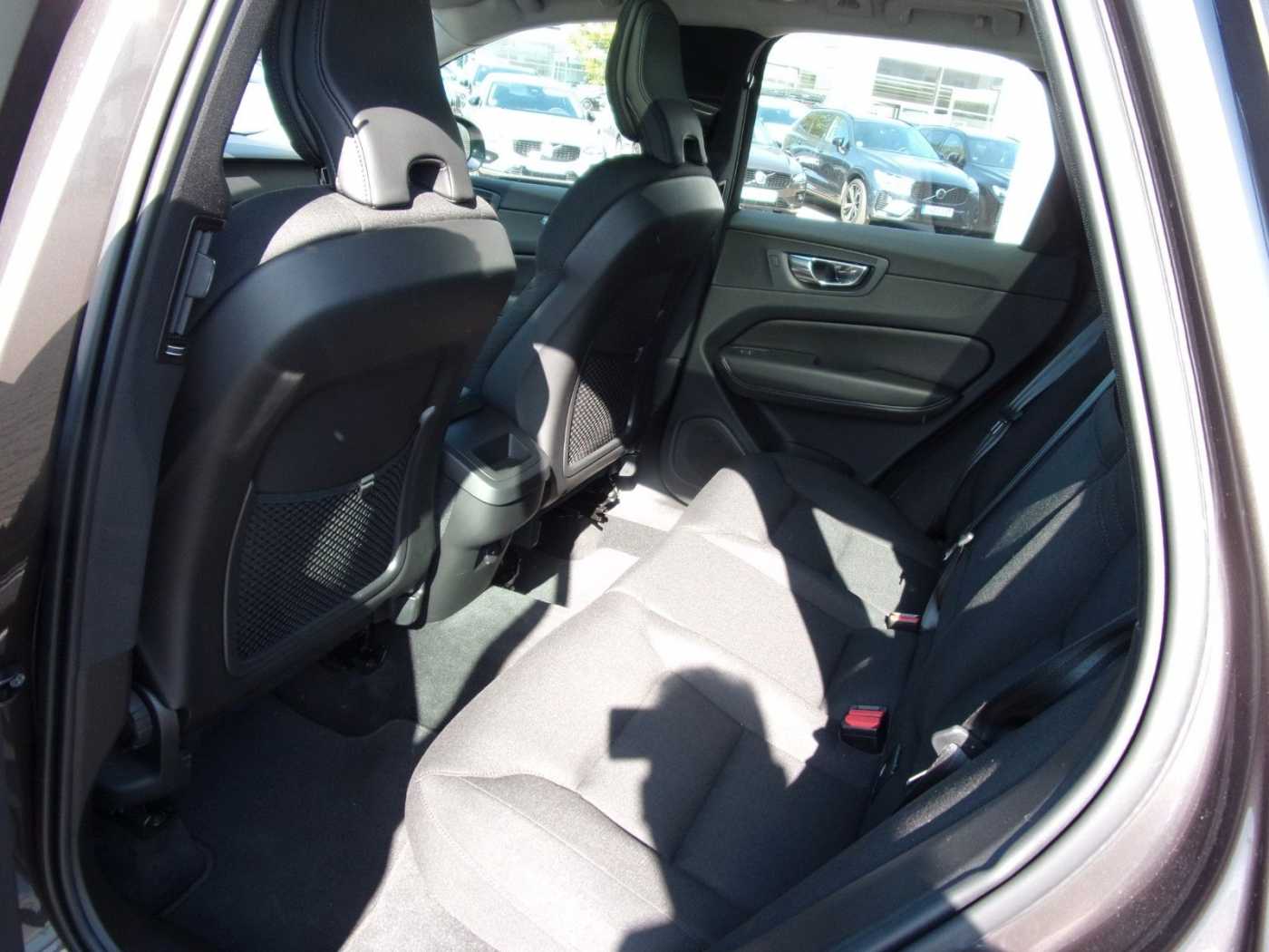 Volvo  B4 Momentum Pro AWD