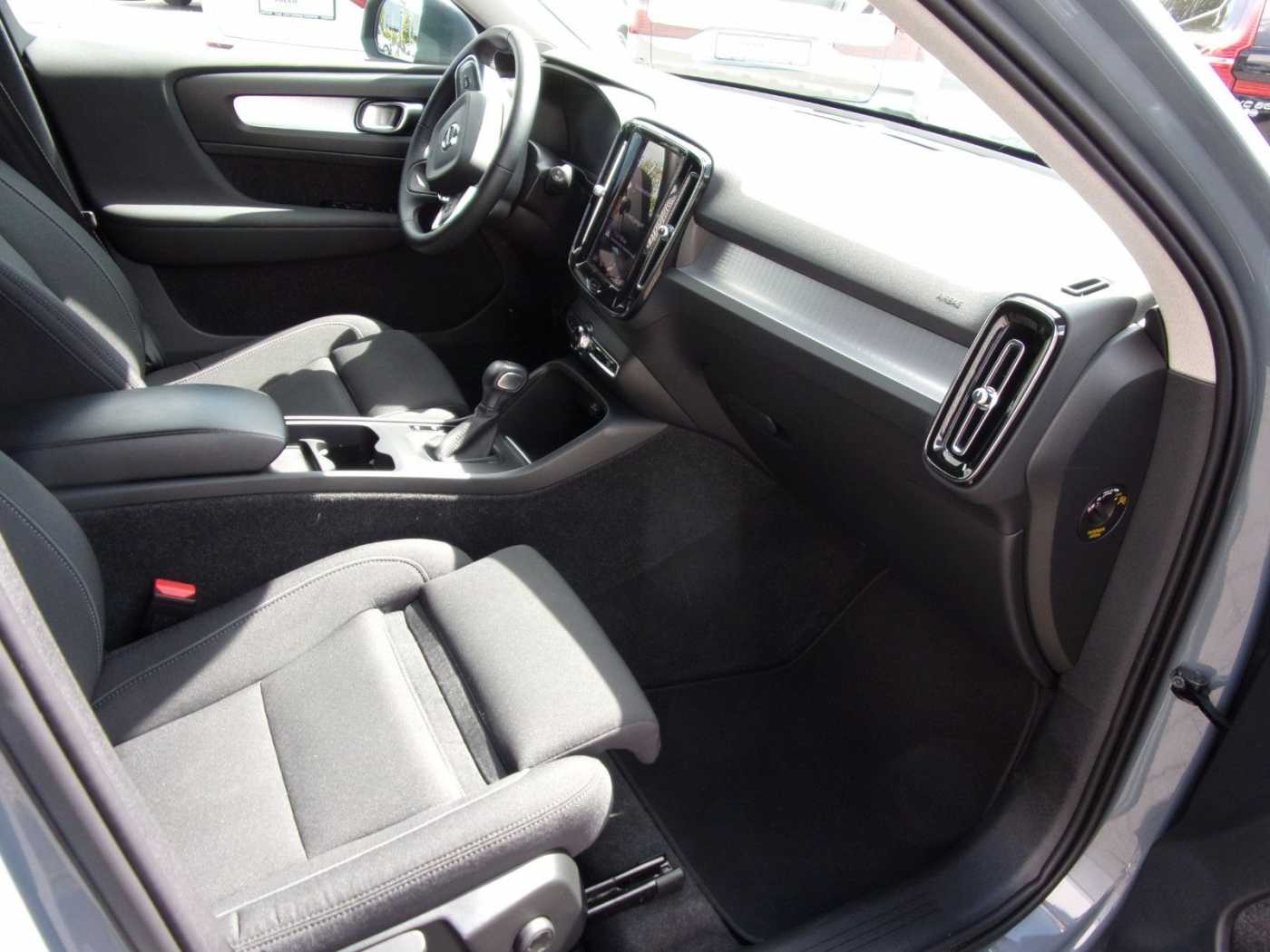 Volvo  T2 Momentum Pro 2WD