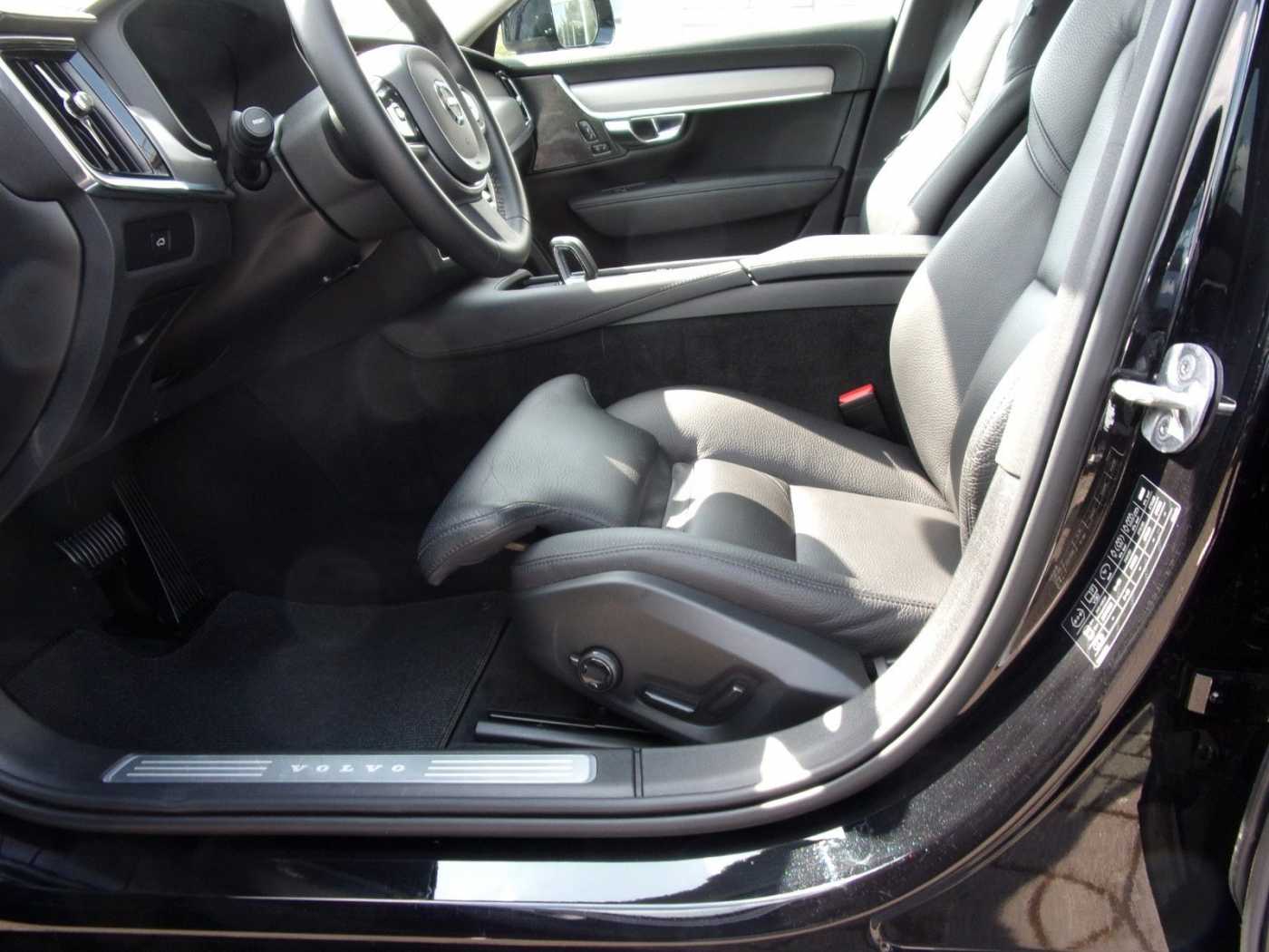 Volvo  B4  AWD Plus