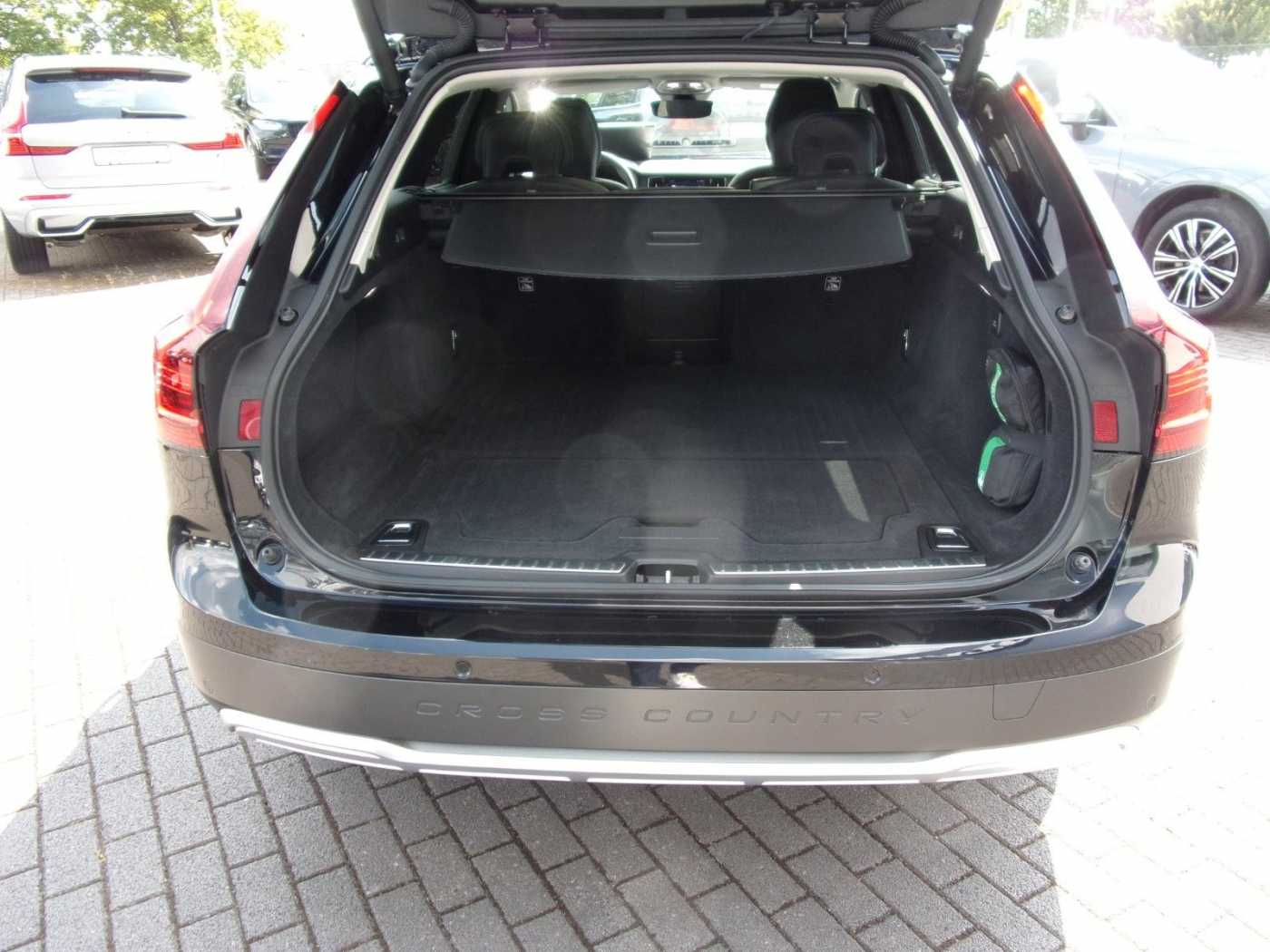 Volvo  B4  AWD Plus