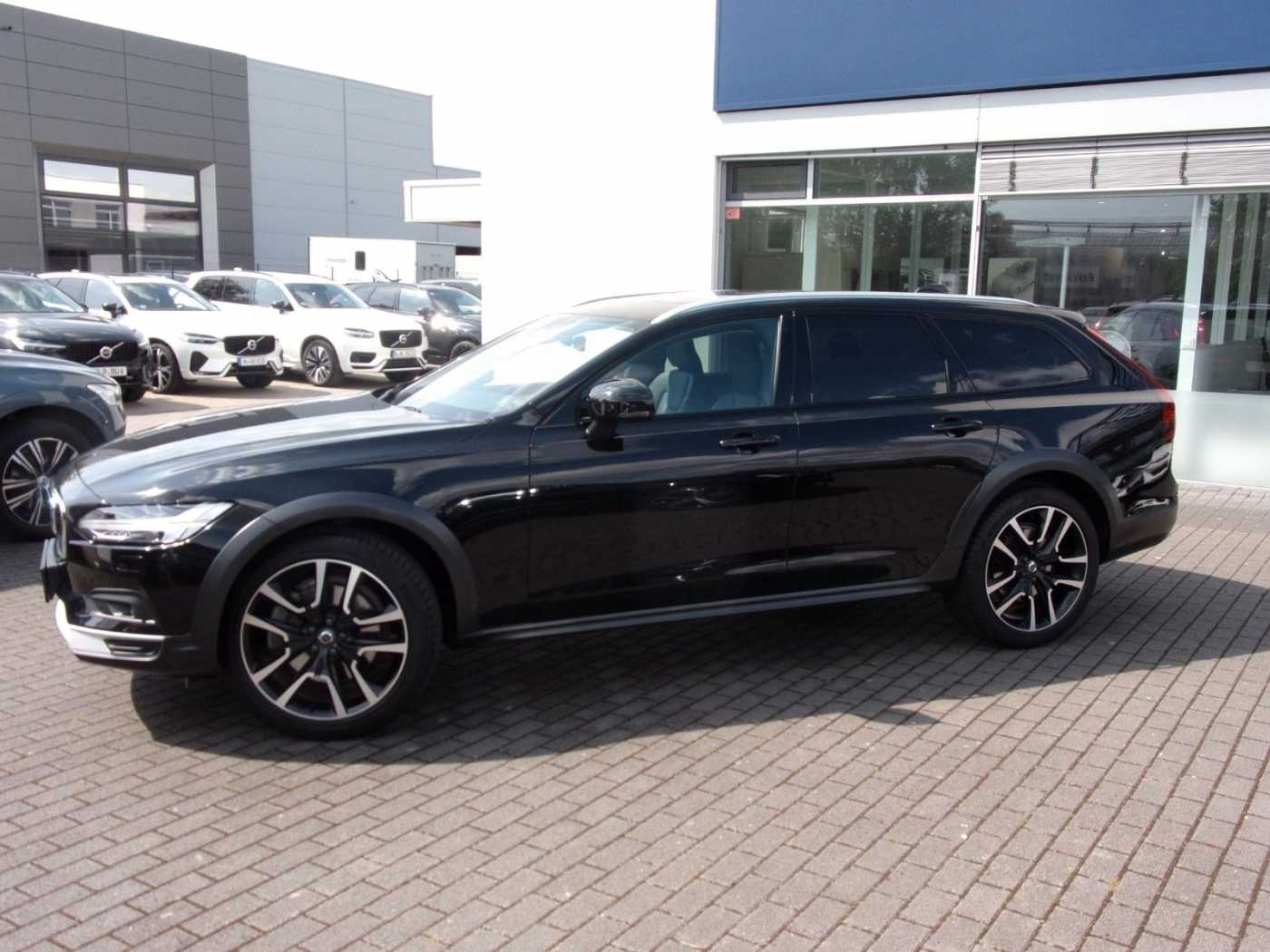 Volvo  B4  AWD Plus