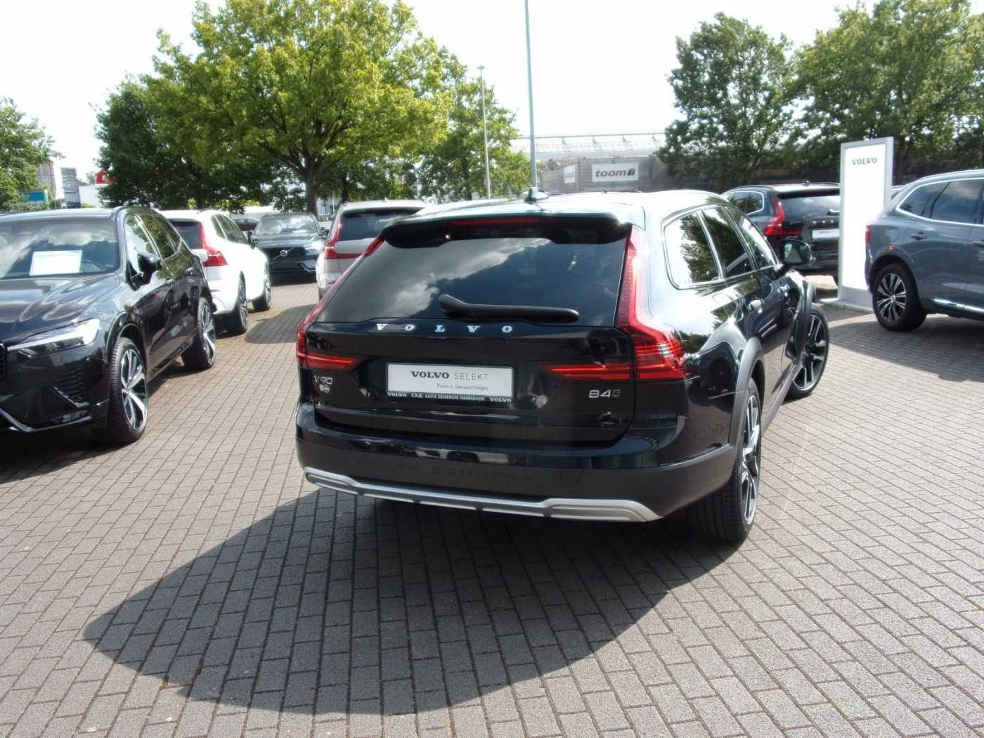 Volvo  B4  AWD Plus