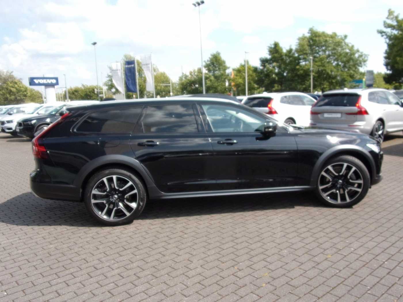 Volvo  B4  AWD Plus