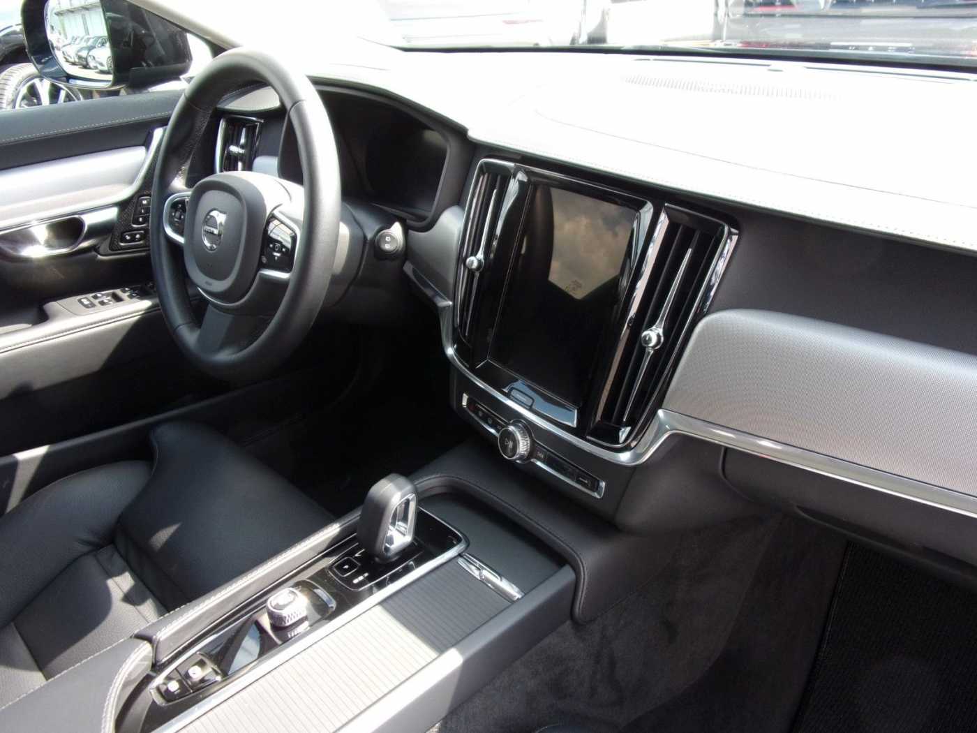 Volvo  B4  AWD Plus