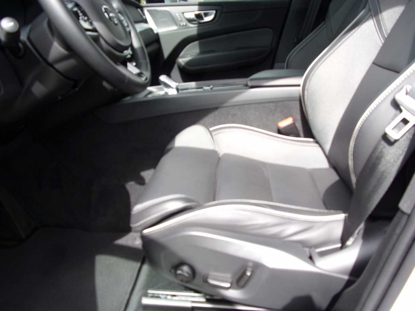 Volvo  B4 Plus Dark 2WD