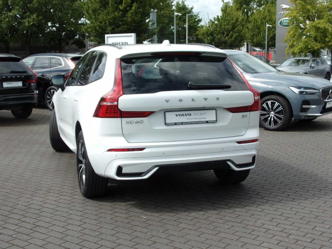 Volvo  B4 Plus Dark 2WD