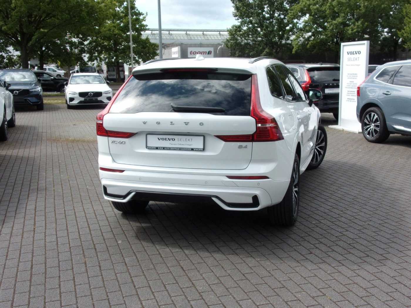Volvo  B4 Plus Dark 2WD