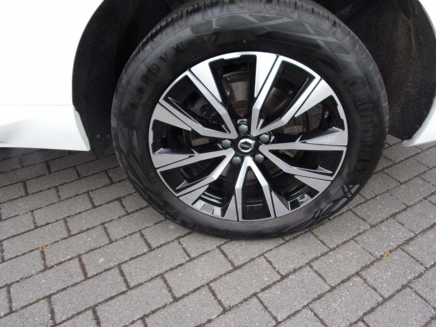 Volvo  XC60 Plus Dark 2WD