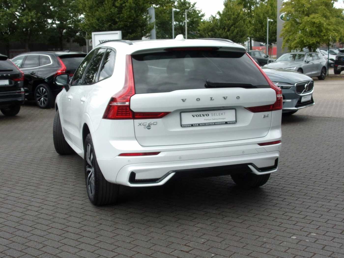 Volvo  XC60 Plus Dark 2WD