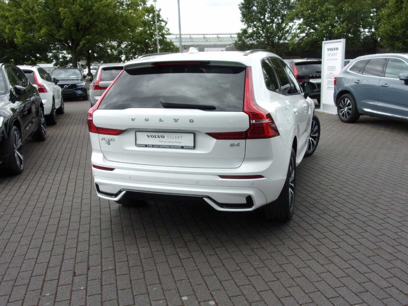 Volvo  XC60 Plus Dark 2WD
