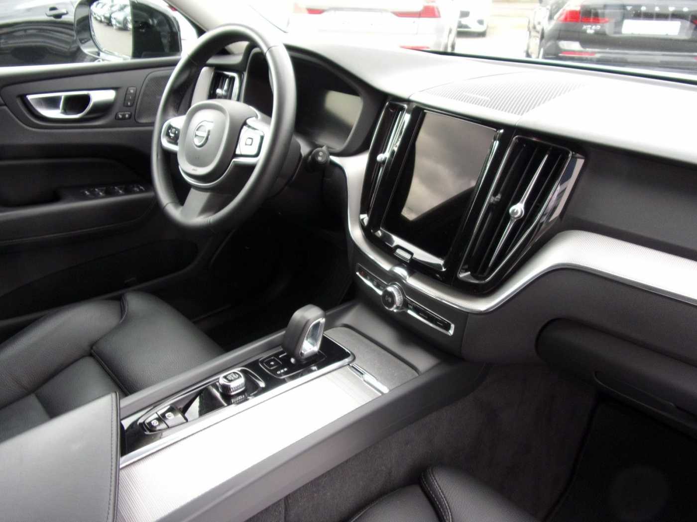Volvo  XC60 Plus Dark 2WD