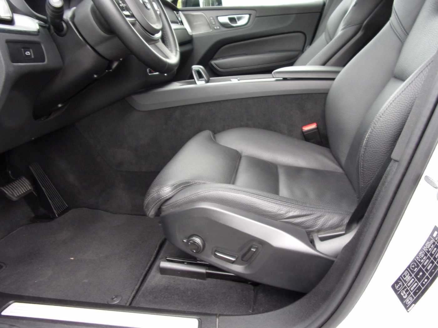 Volvo  XC60 Plus Dark 2WD
