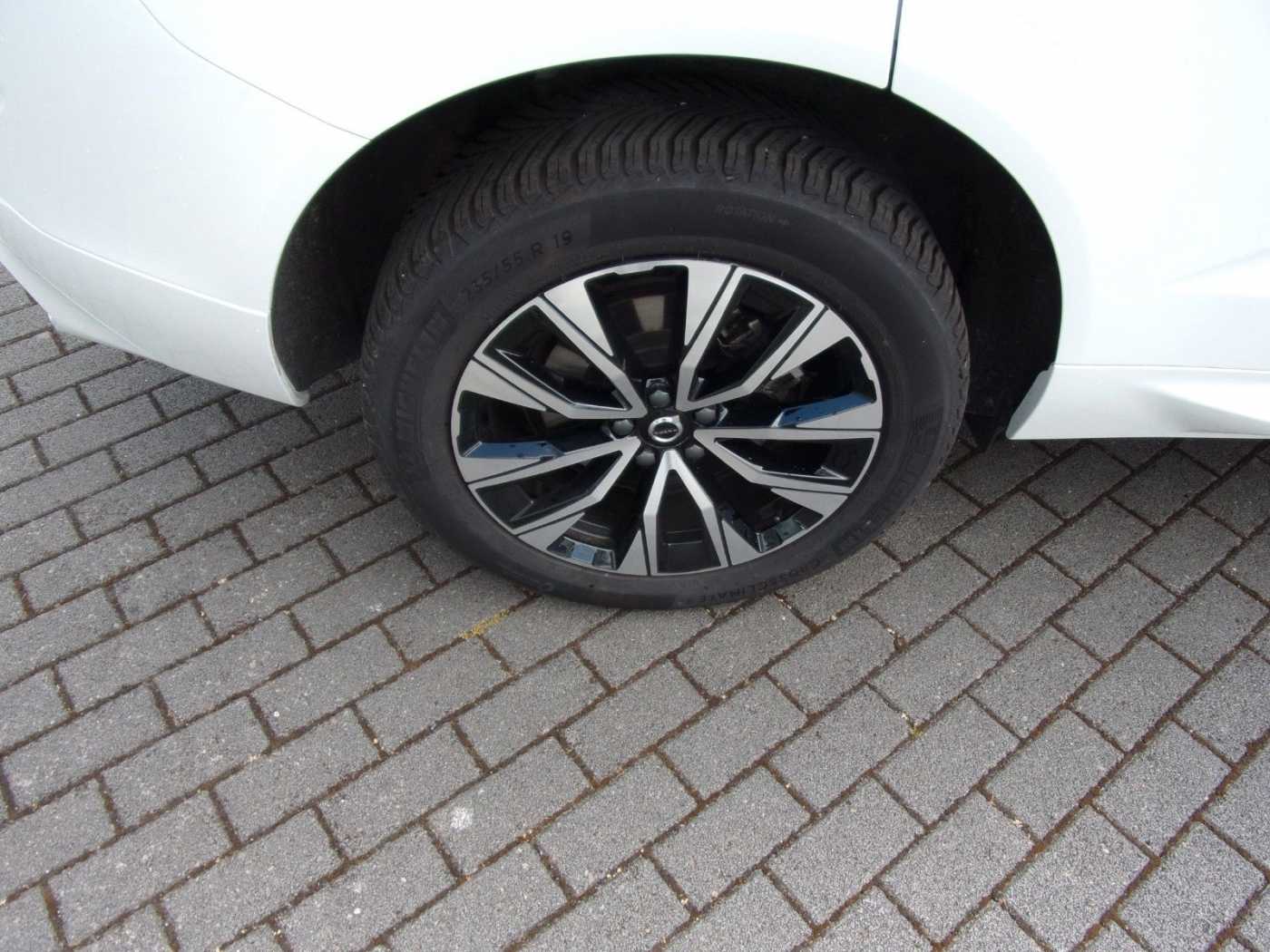 Volvo  B4 Plus Dark 2WD