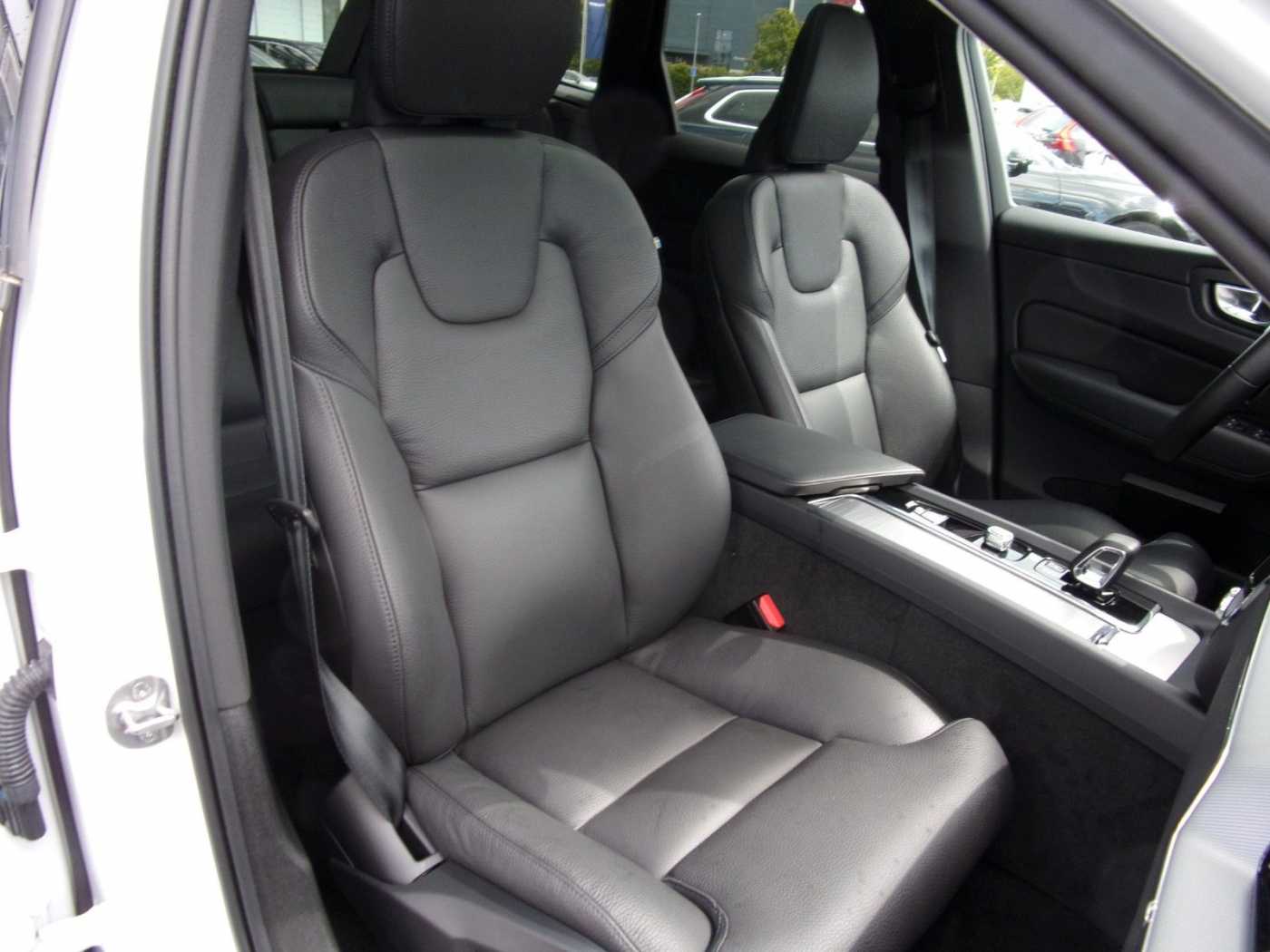 Volvo  B4 Plus Dark 2WD