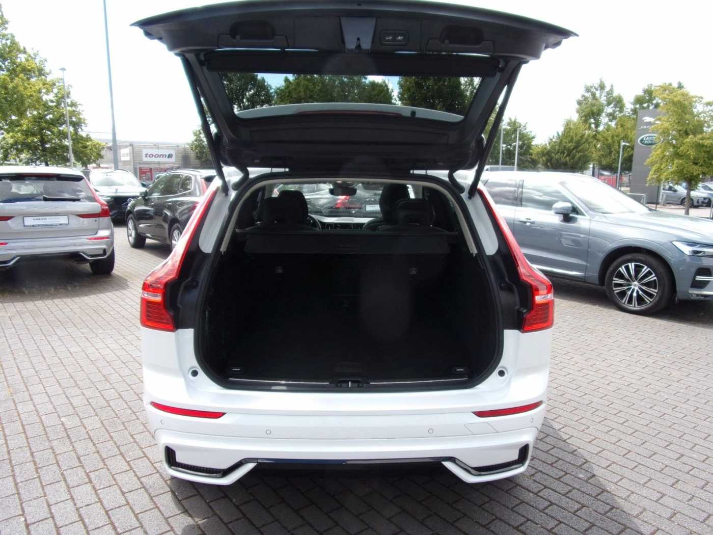 Volvo  B4 Plus Dark 2WD