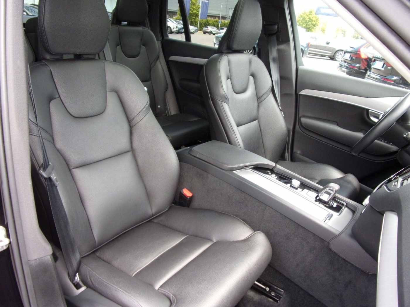 Volvo  B5 Momentum Pro AWD