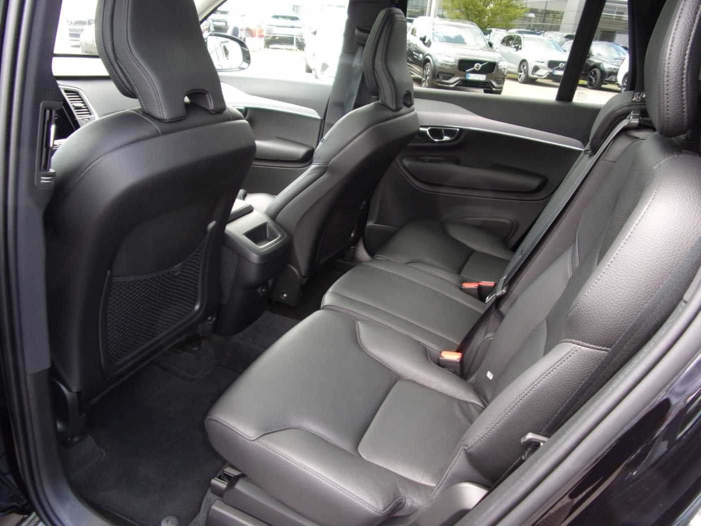 Volvo  B5 Momentum Pro AWD