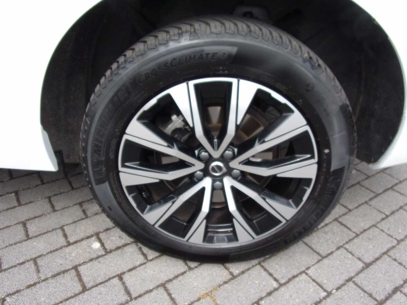 Volvo  B4 Plus Dark AWD