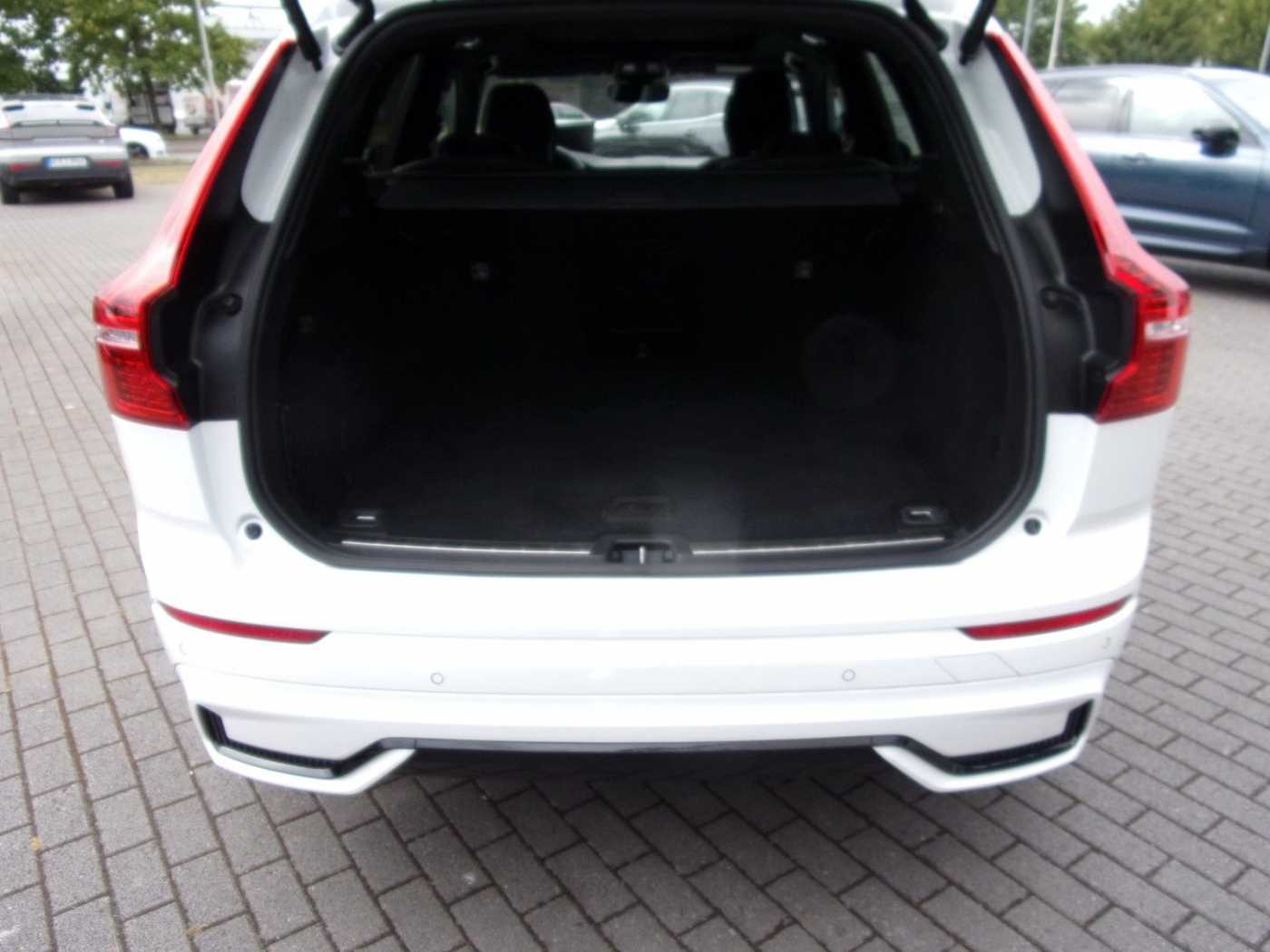 Volvo  B4 Plus Dark AWD