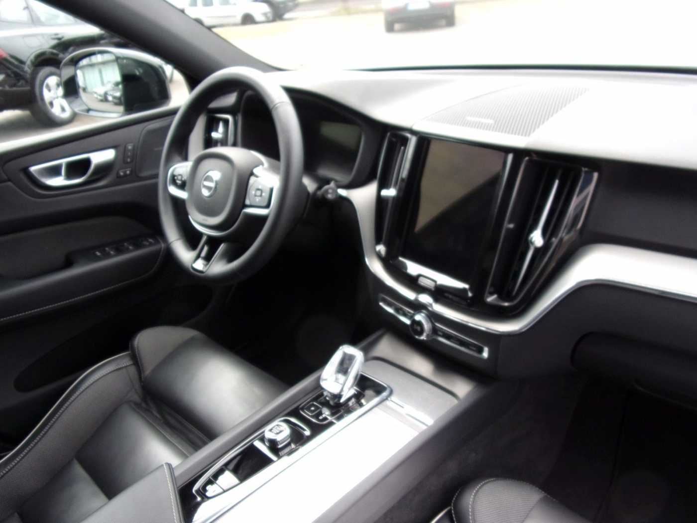 Volvo  B4 Plus Dark AWD