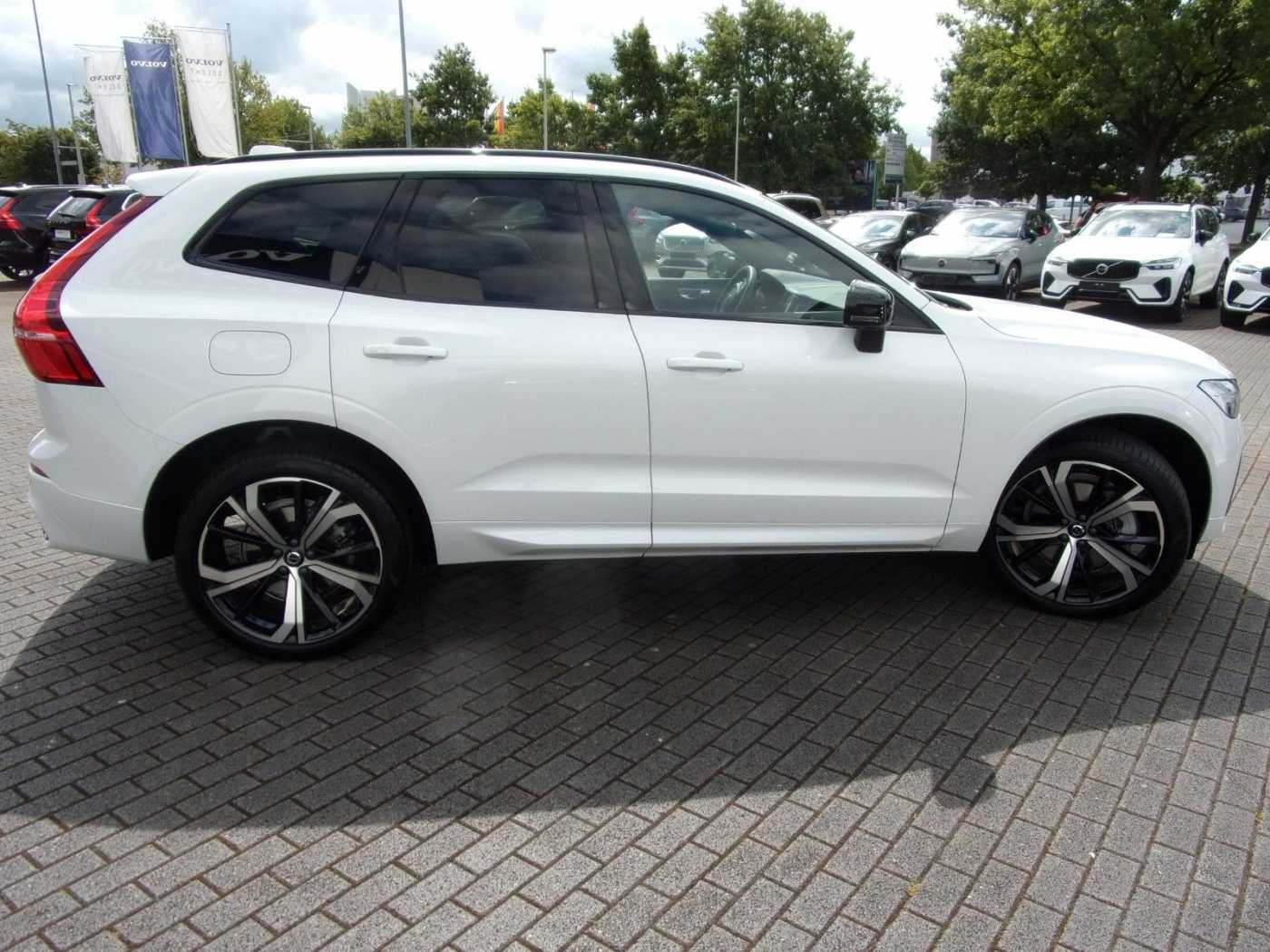 Volvo  B4 Ultimate Dark 2WD