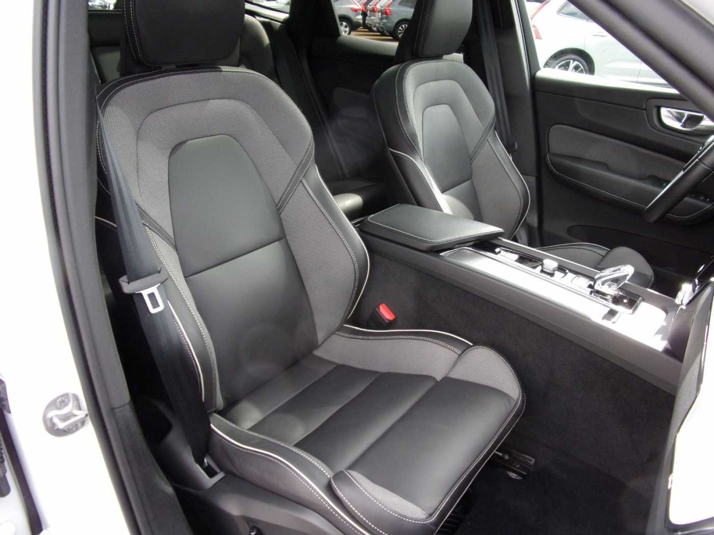 Volvo  B4 Ultimate Dark 2WD