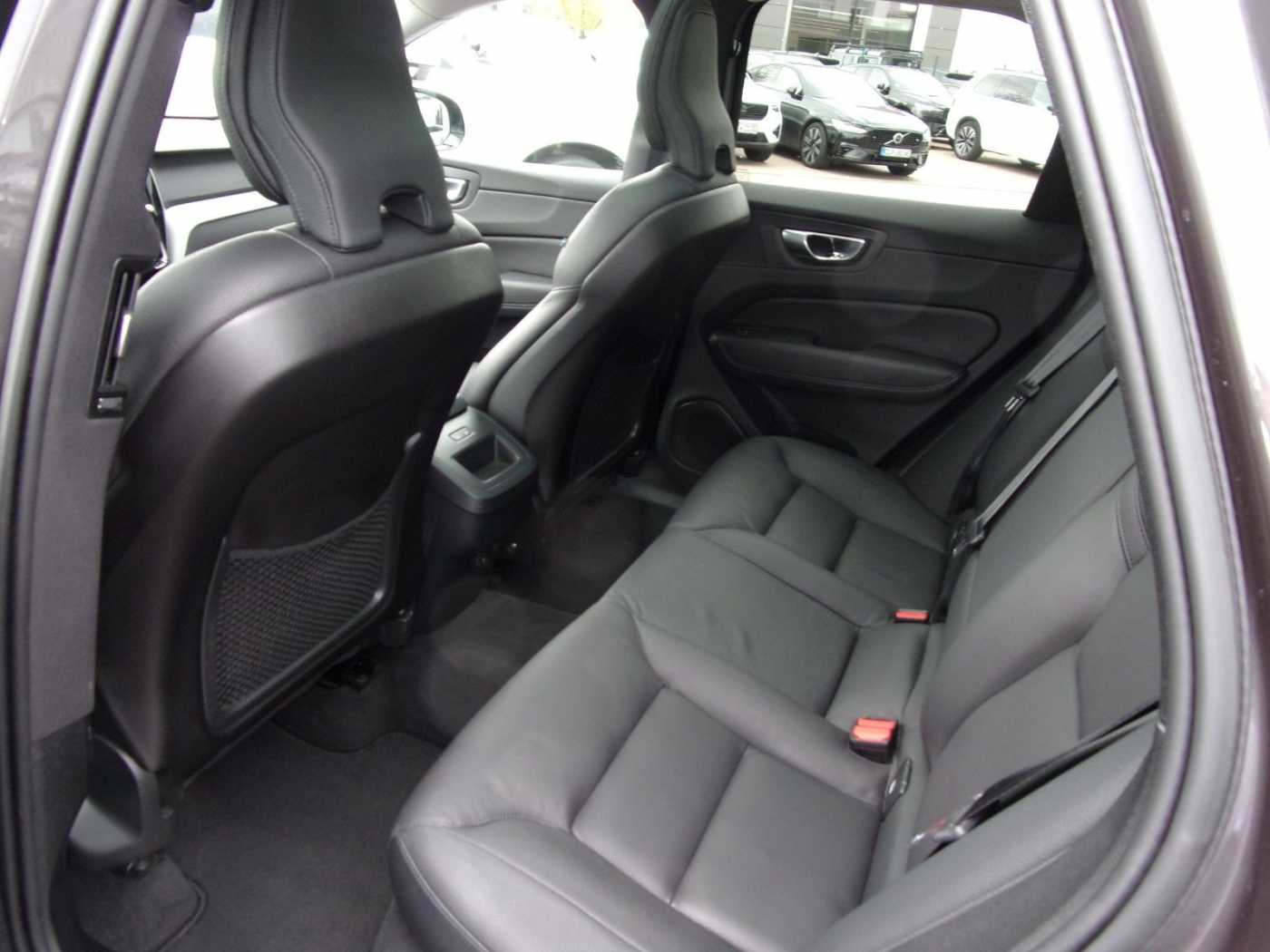 Volvo  B4 Plus Dark 2WD