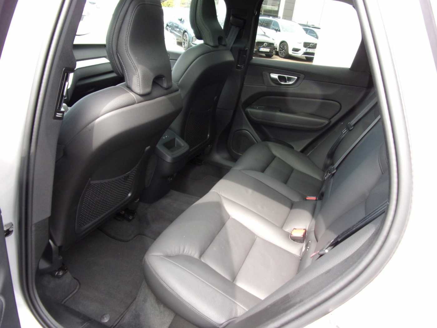 Volvo  B4 Plus Dark 2WD