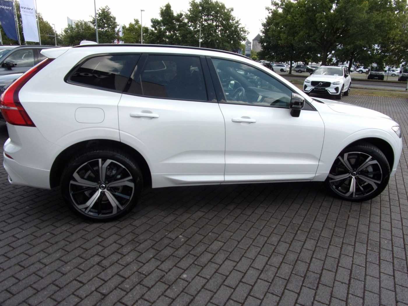 Volvo  B4 Plus Dark AWD