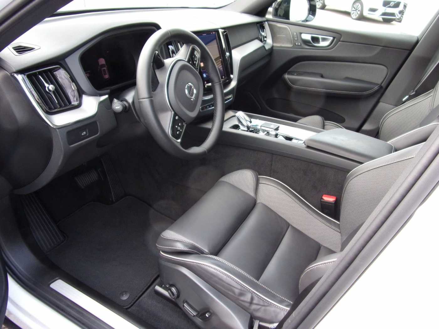 Volvo  B4 Plus Dark AWD