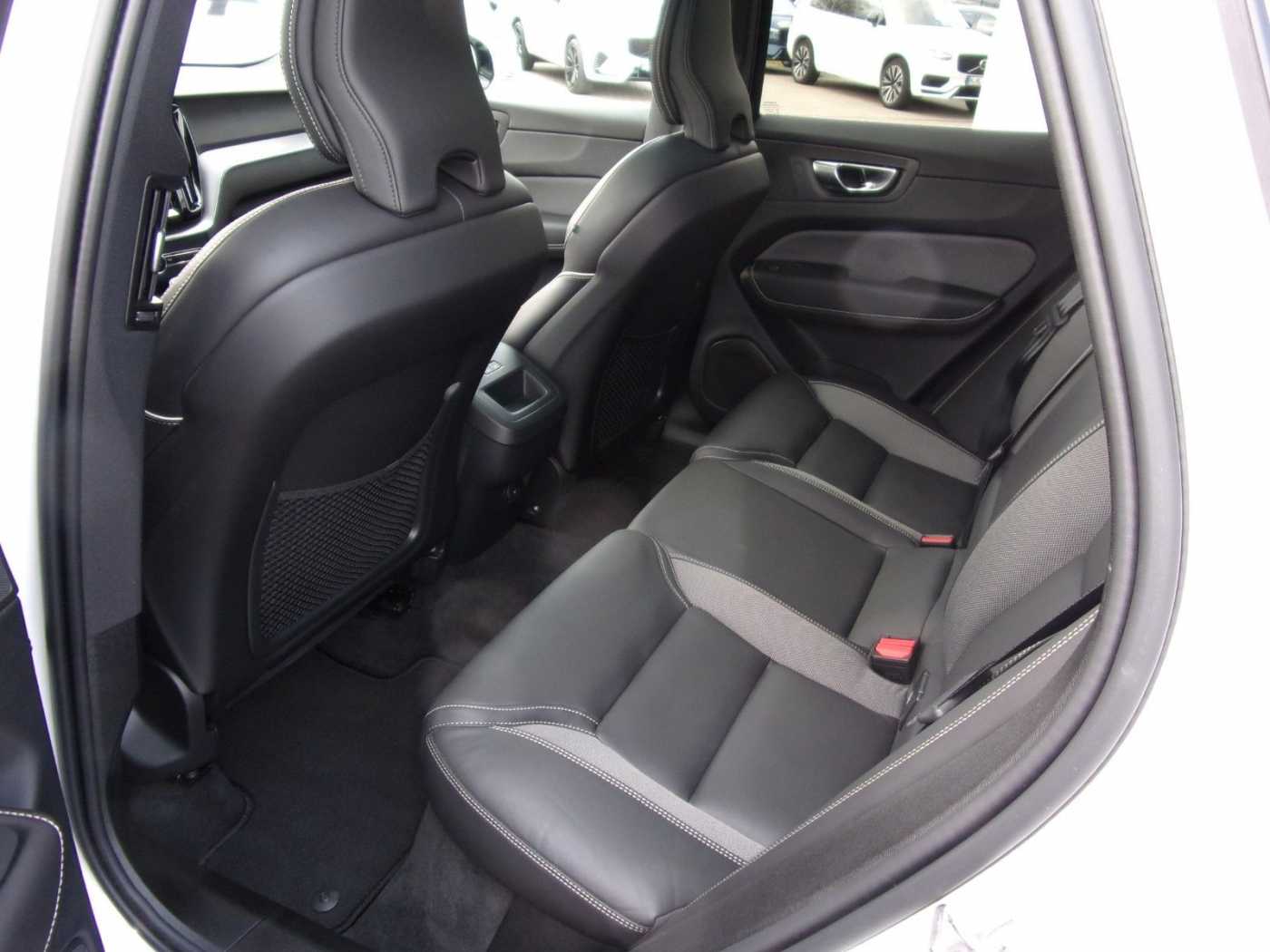Volvo  B4 Plus Dark AWD