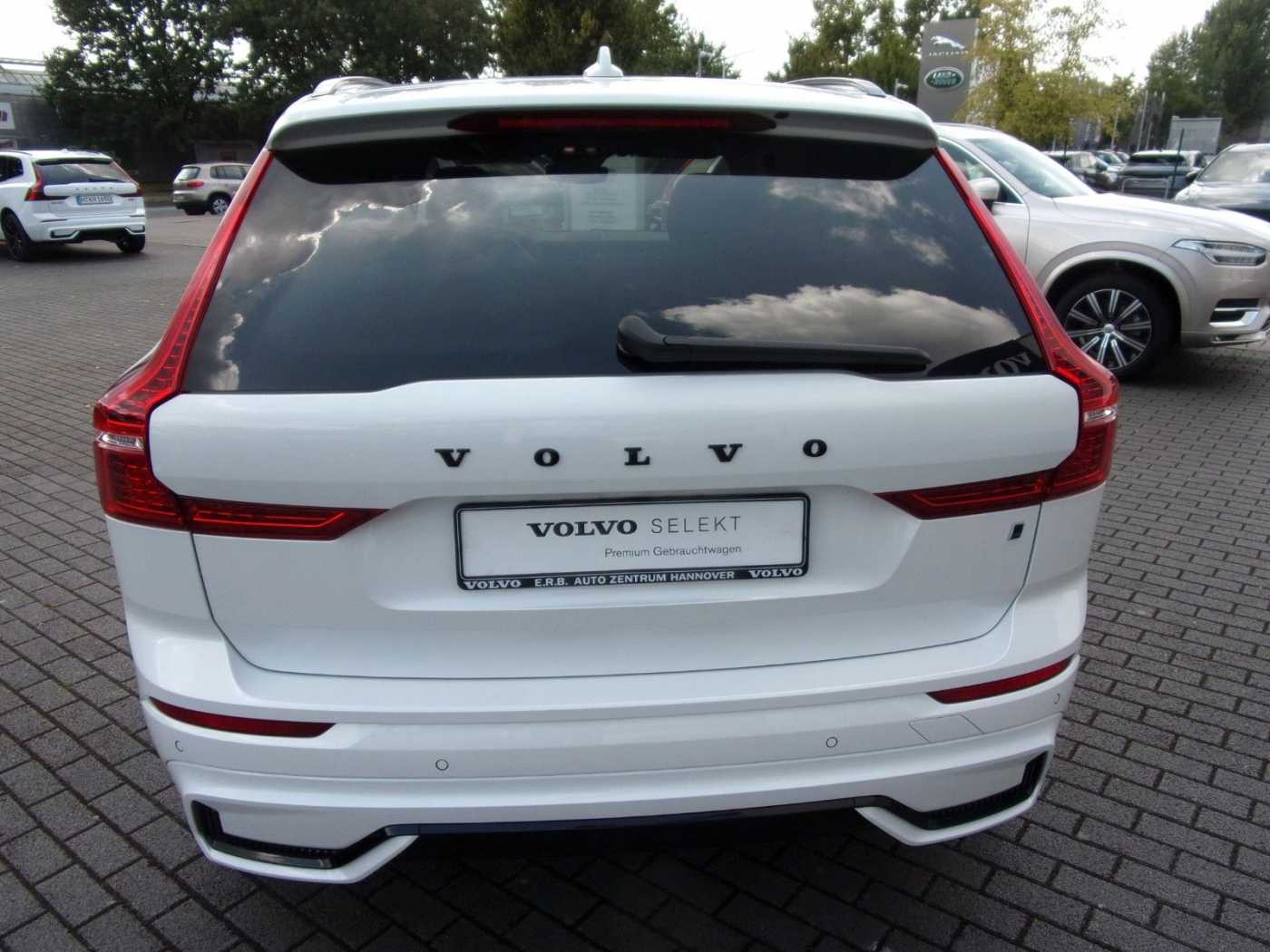 Volvo  B4 Plus Dark AWD