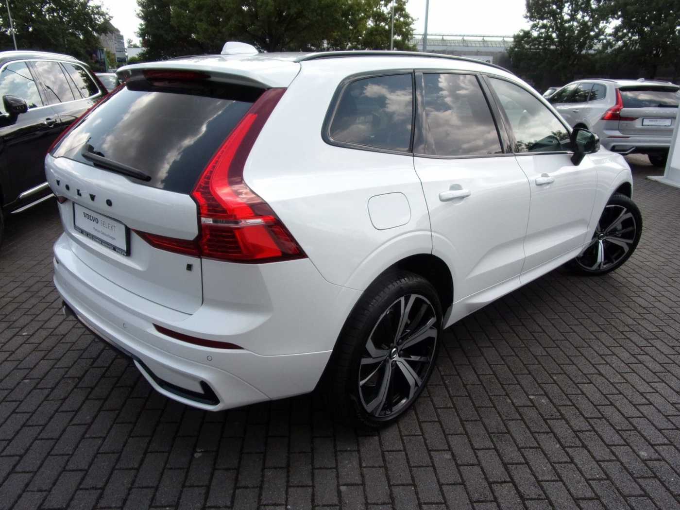 Volvo  B4 Plus Dark AWD