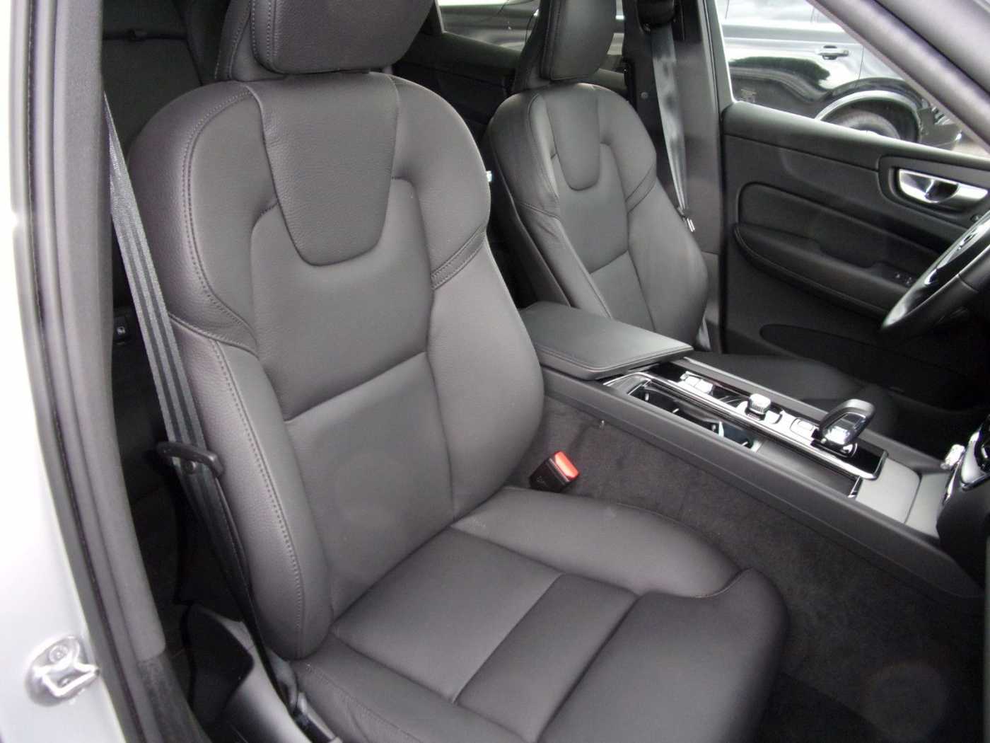 Volvo  B4  Plus Dark 2WD