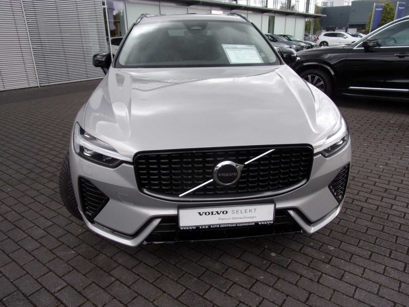 Volvo  B4  Plus Dark 2WD