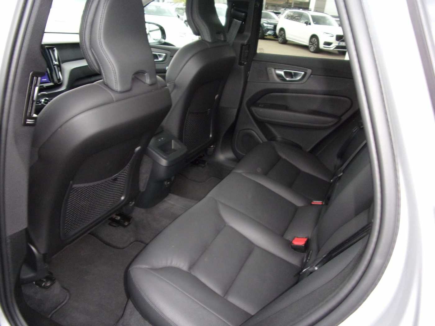 Volvo  B4  Plus Dark 2WD