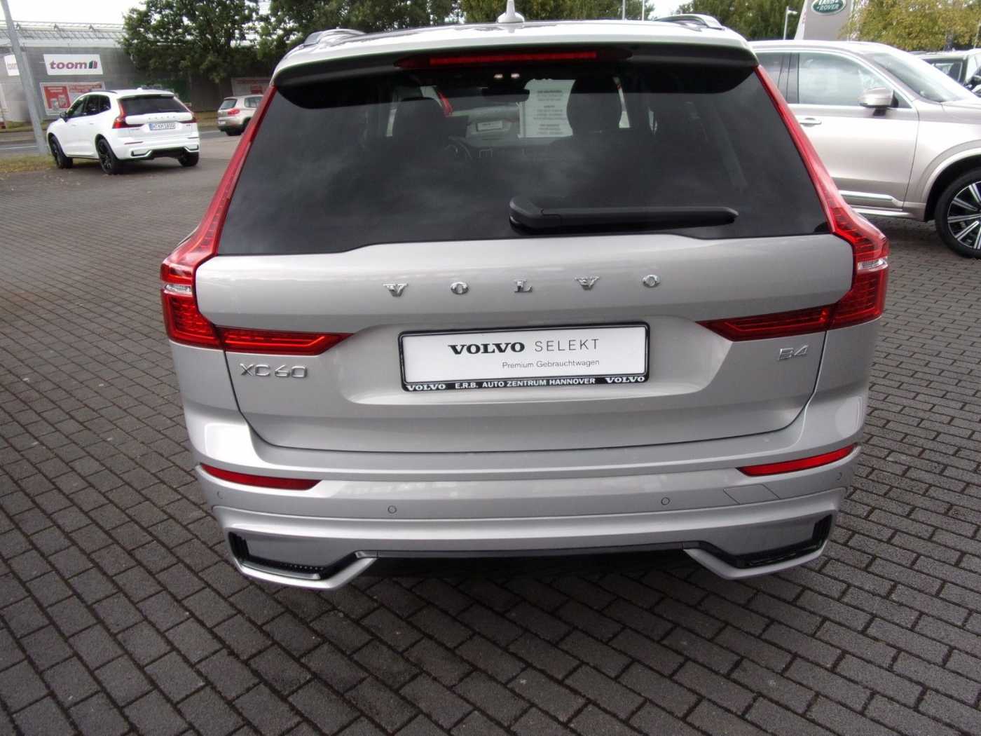 Volvo  B4  Plus Dark 2WD