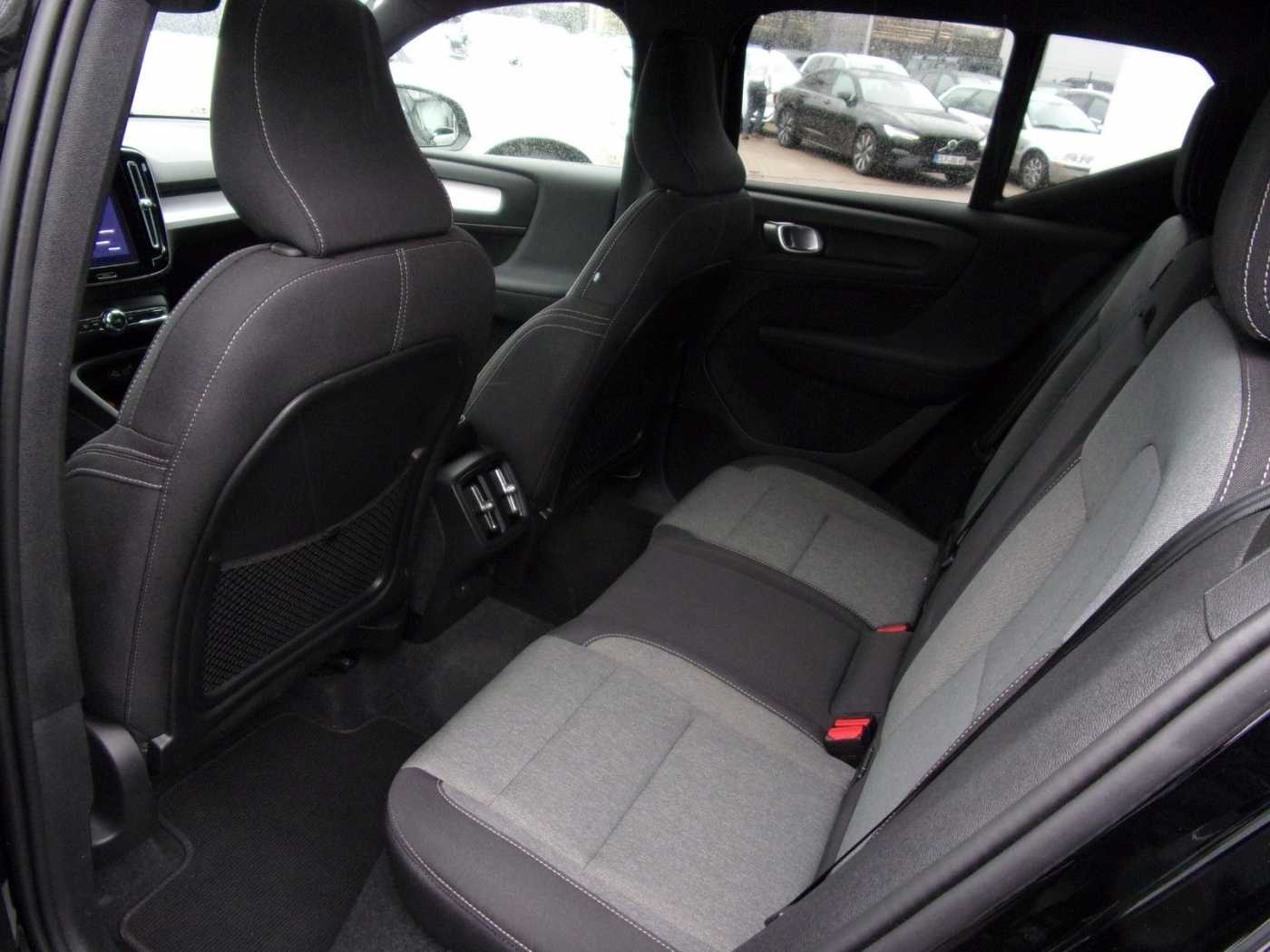 Volvo  B3 Plus Dark 2WD