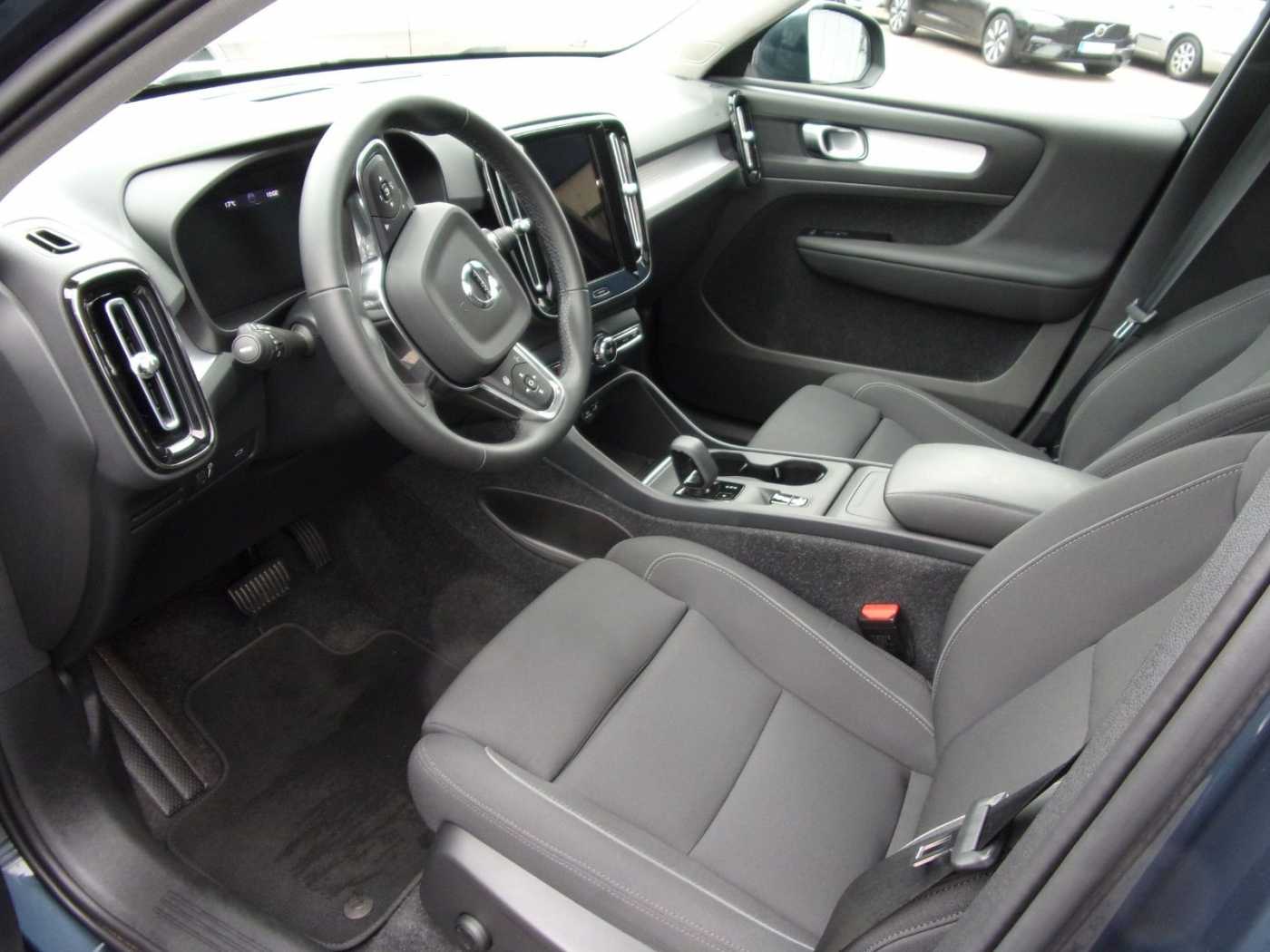 Volvo  B4  Momentum Pro 2WD