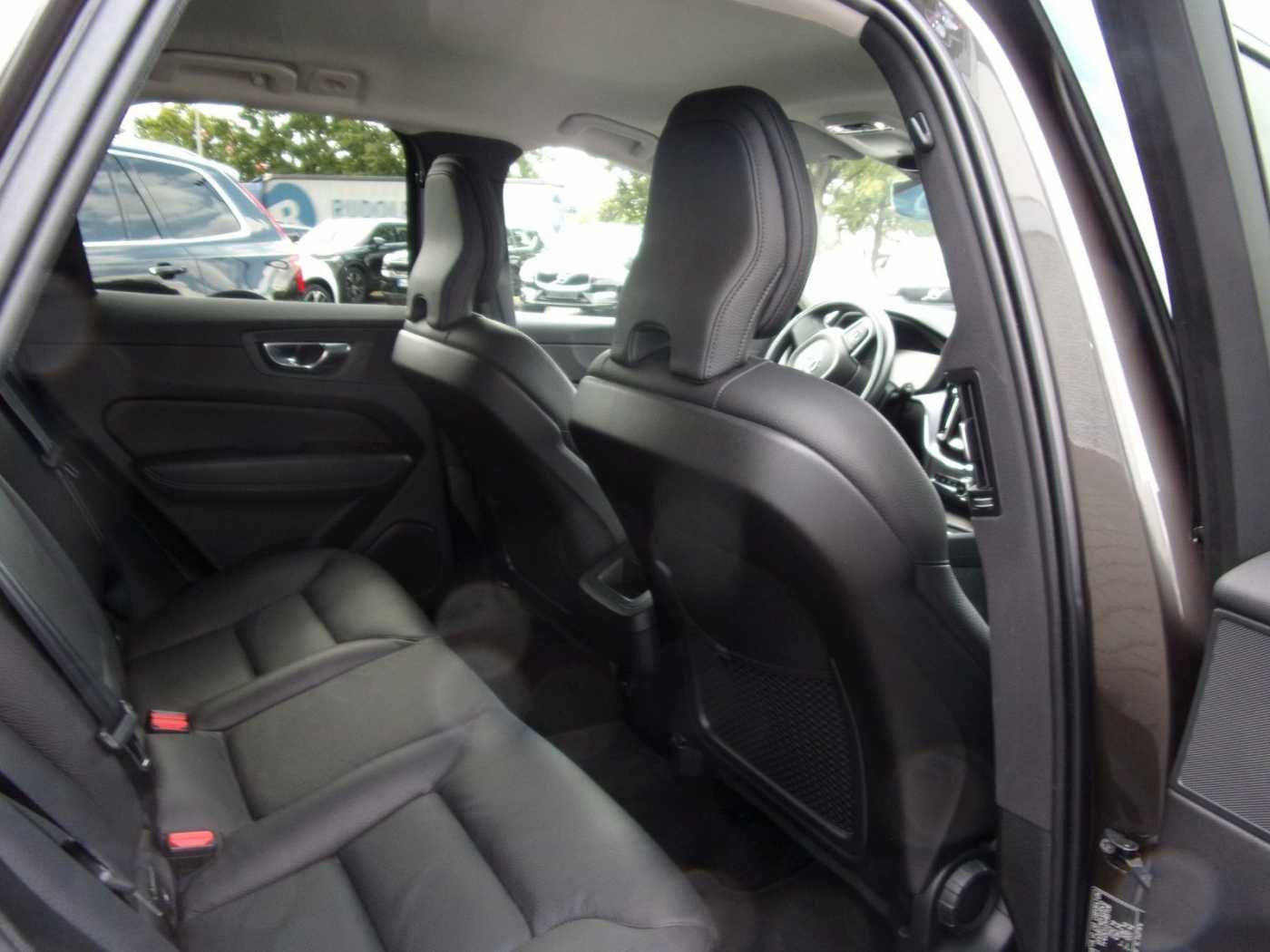 Volvo  B4 Momentum Pro AWD