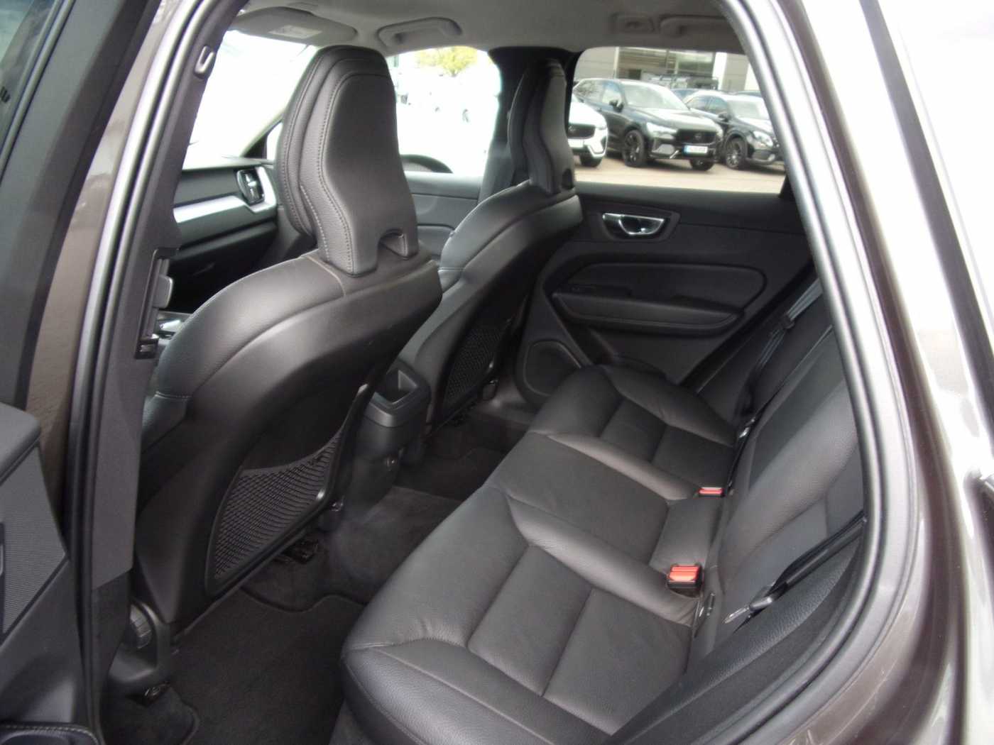 Volvo  B4 Momentum Pro AWD