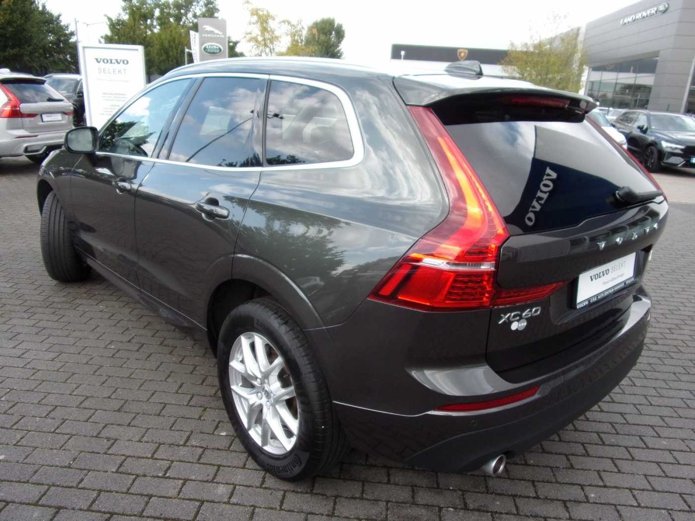 Volvo  B4 Momentum Pro AWD