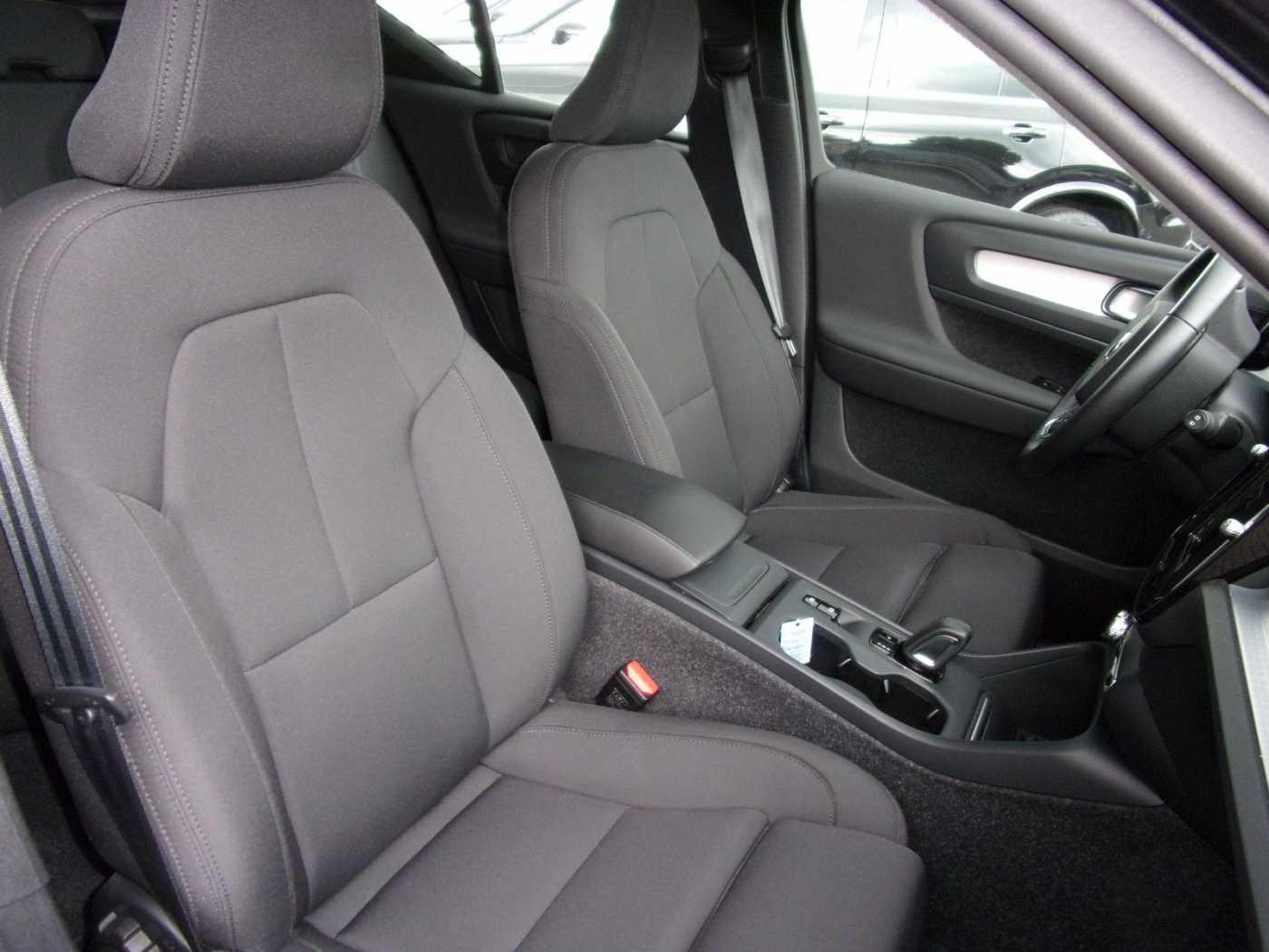 Volvo  B4 Momentum Pro AWD