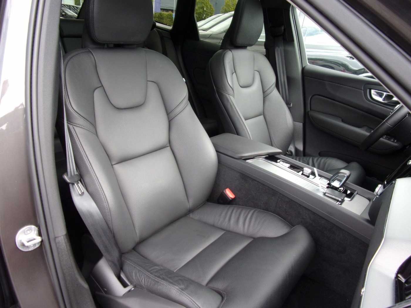 Volvo  B4 Plus Dark Auto