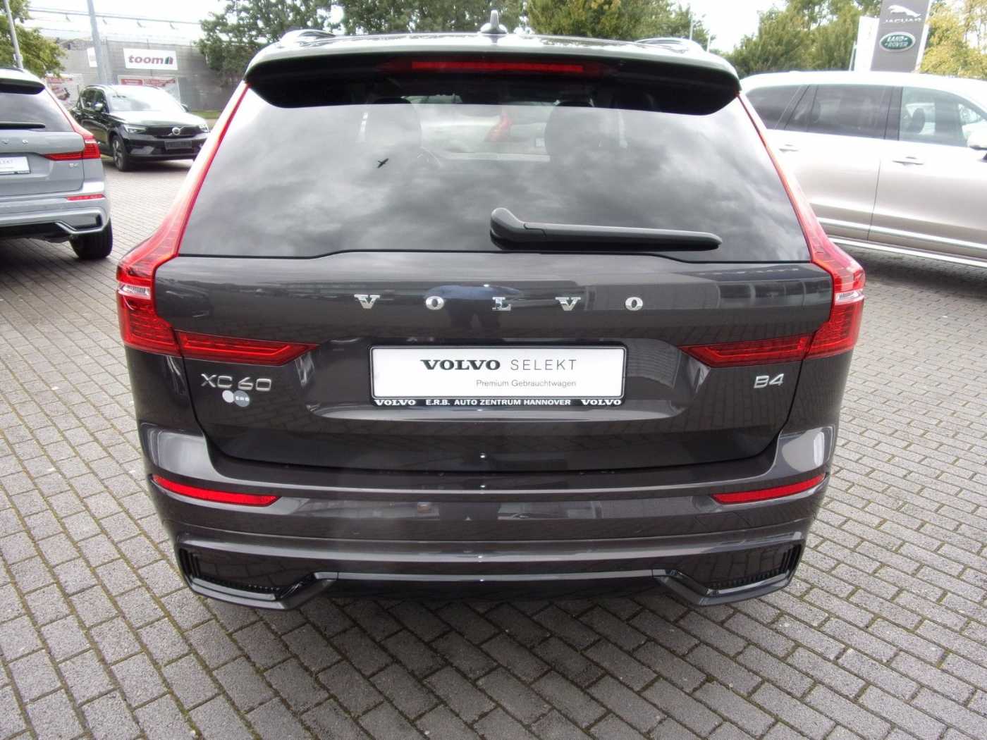 Volvo  B4 Plus Dark Auto
