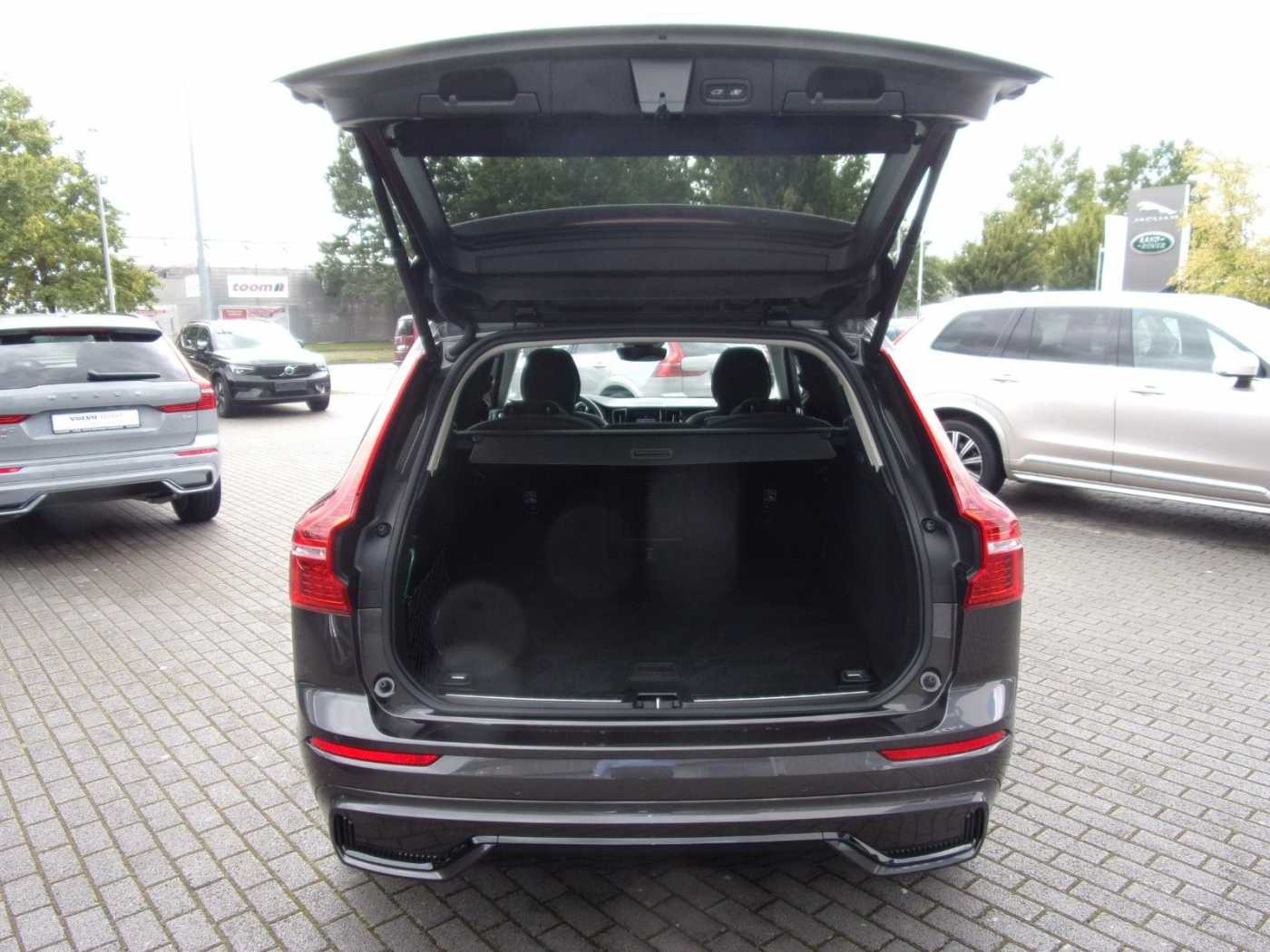 Volvo  B4 Plus Dark Auto