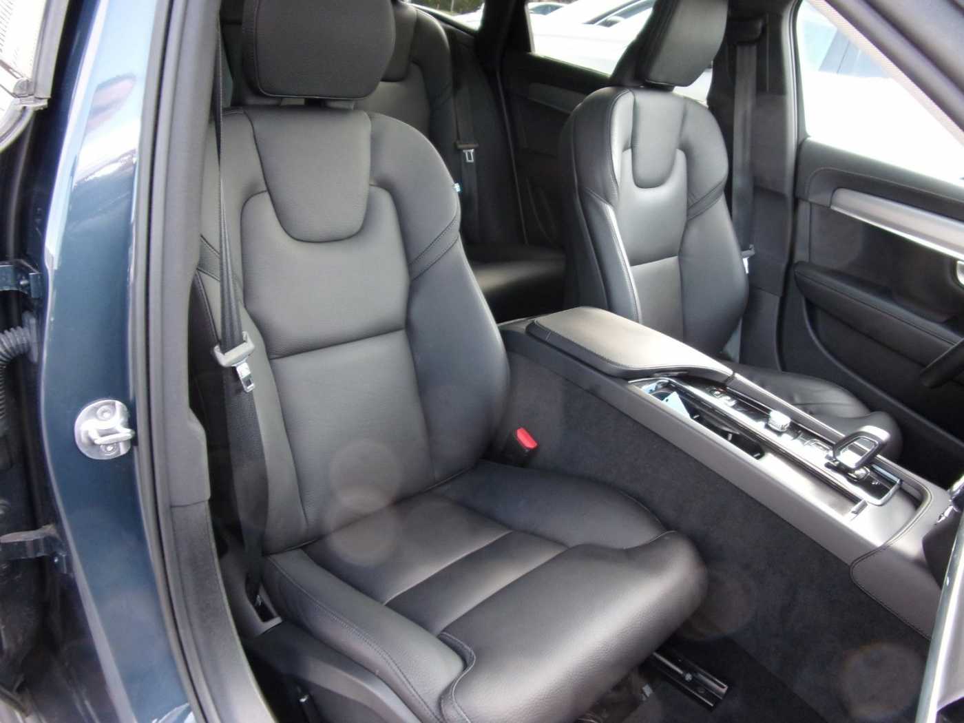 Volvo  B4 Cross Country Pro AWD