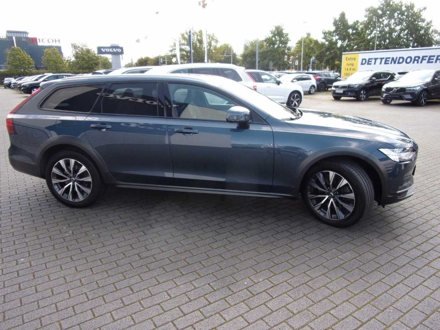 Volvo  B4 Cross Country Pro AWD