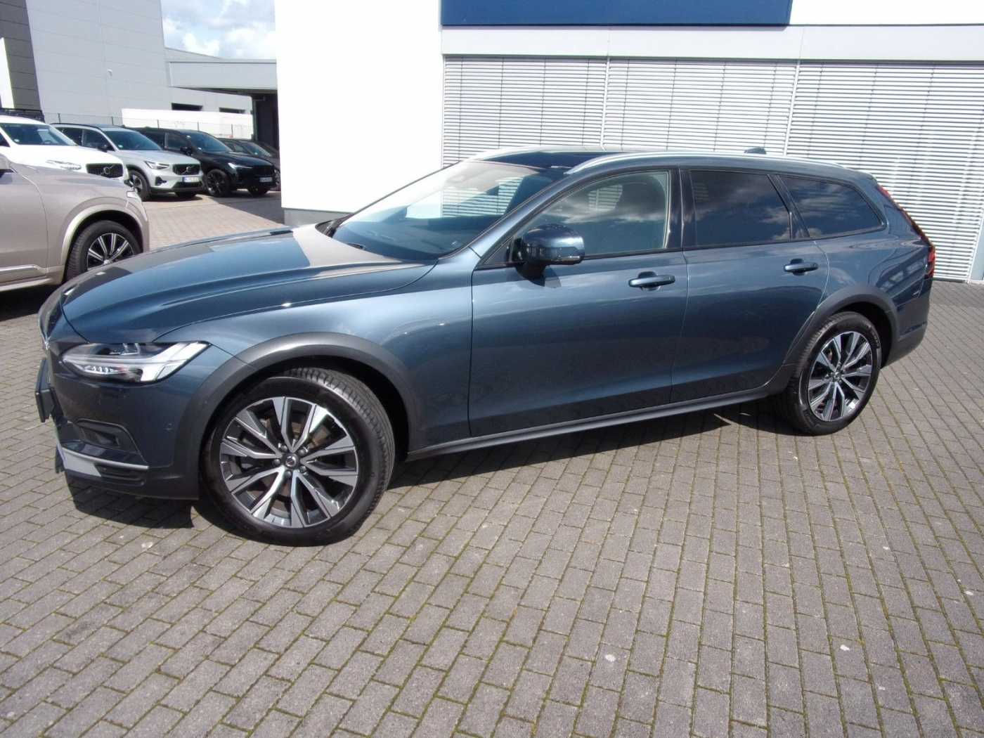 Volvo  B4 Cross Country Pro AWD