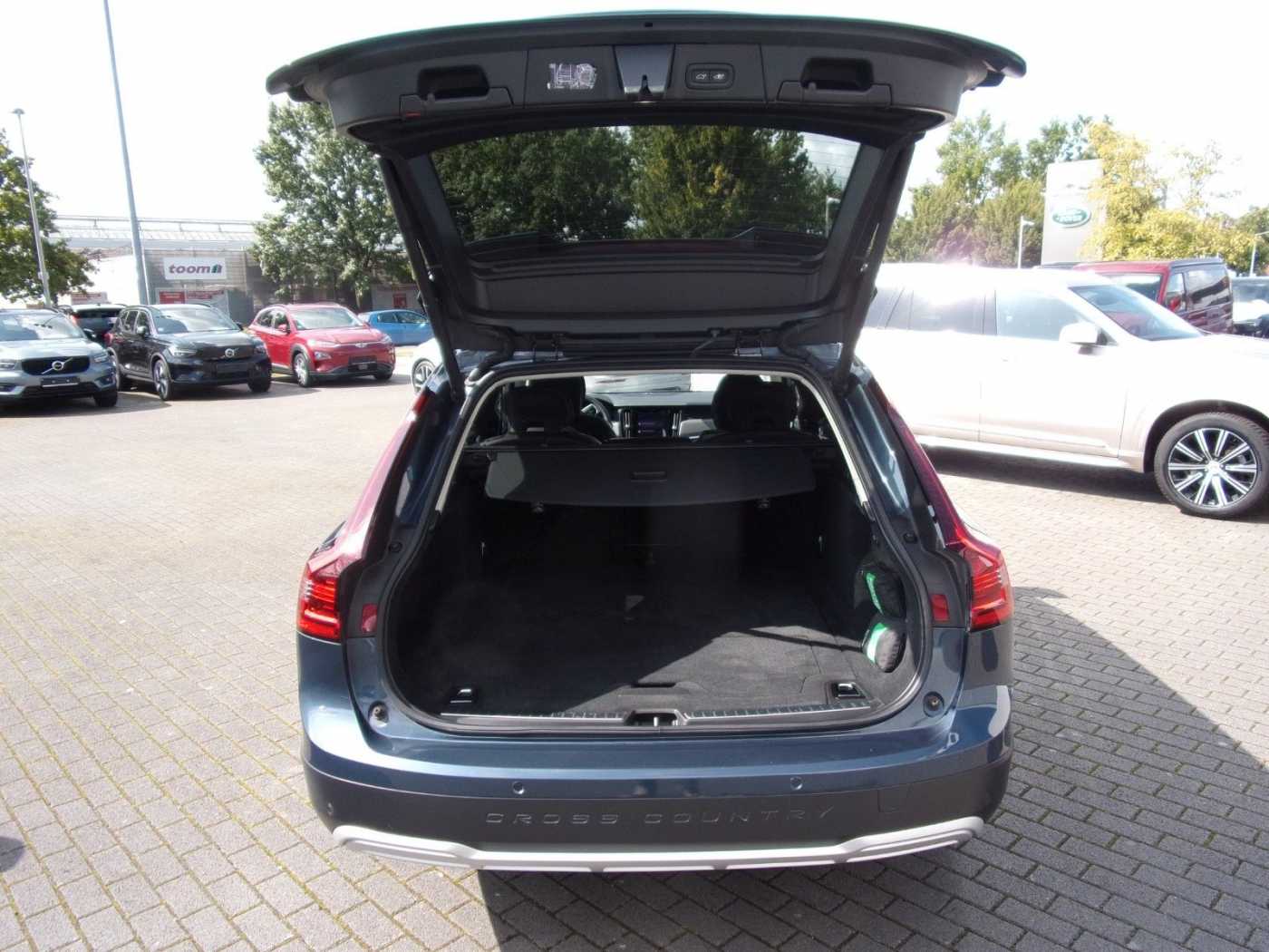 Volvo  B4 Cross Country Pro AWD